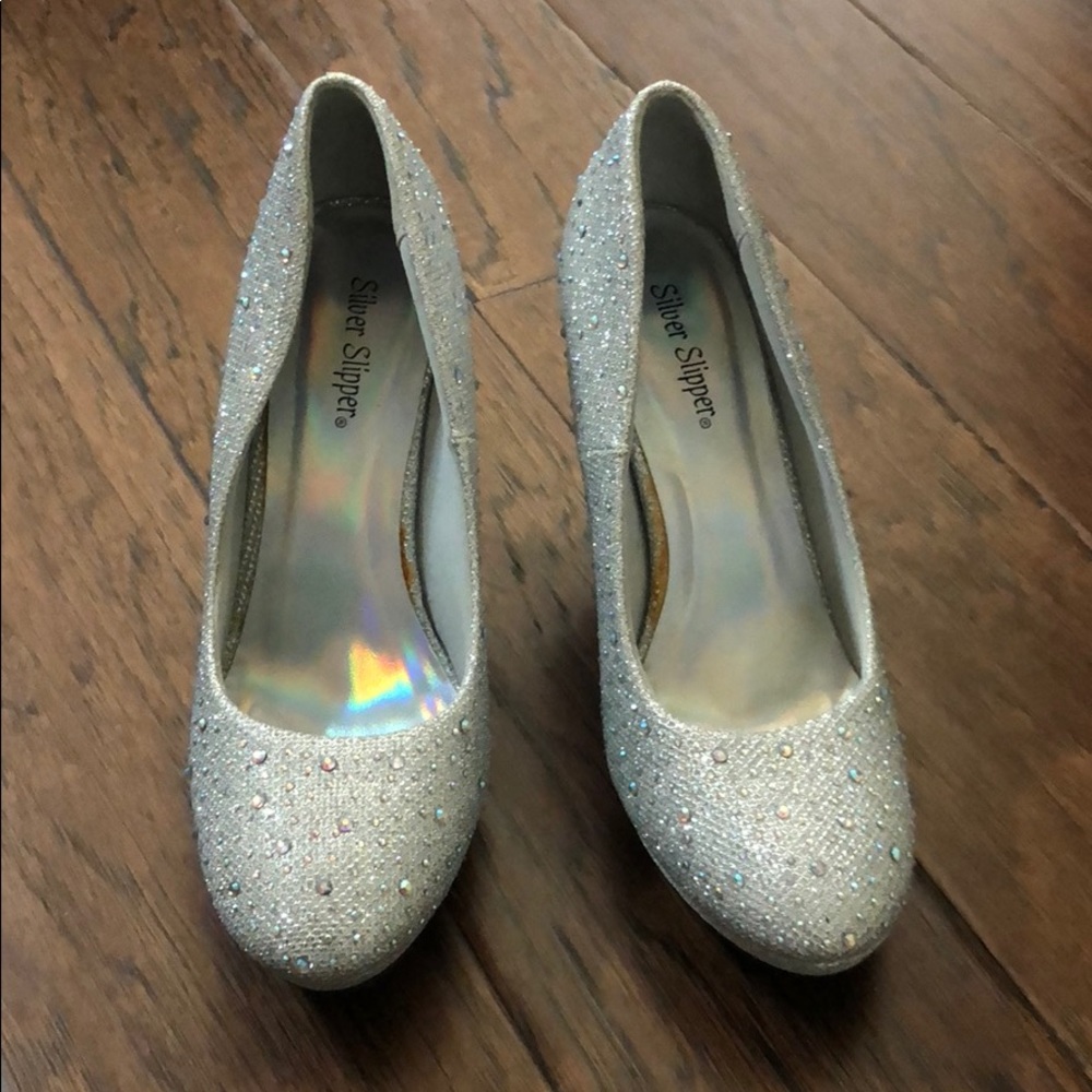 Silver Heels - Picture 3 of 3